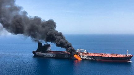 Photo du Front Altair, tanker norvégien de 111.000 tonnes, en flammes. (- / ISNA / AFP)