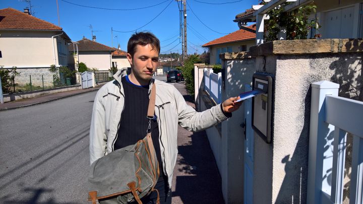 Olivier Sivebaek, responsable du FNJ de Haute-Vienne, mercredi 19 avril 2017 à Limoges, lors d'une distribution de tracts dans les boîtes aux lettres. (F. MAGNENOU / FRANCEINFO)