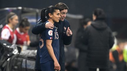 Corinne Diacre et Kenza Dali lors du match de qualification au championnat d'Europe face à l'Autriche, le 27 novembre 2020, à Guingamp. (PHILIPPE RENAULT / MAXPPP)