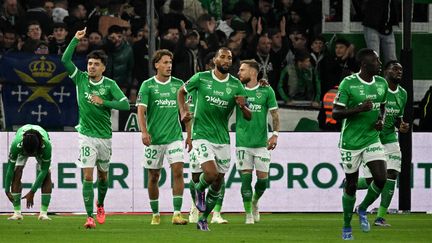 Les joueurs de Saint-Etienne célèbrent le but de Mathieu Cafaro lors du match contre Lille, le 13 septembre 2024, au stade Geoffroy-Guichard. (JEFF PACHOUD / AFP)