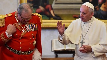 Le pape François en compagnie de Robert Matthew Festing, prince et Grand Maître de l'Ordre de Malte, lors d'une audience privée, le 23 juin 2016 au Vatican. (GABRIEL BOUYS/POOL/AFP)