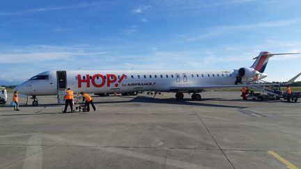 Avion Bombardier de la compagnie aérienne Hop-Air France à l'aéroport de Pau (Pyrénées-Atlantiques). (MATHIAS KERN / FRANCE-BLEU BÉARN)