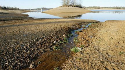 Un lac sensé être rempli d'eau est en partie vide. (Illustration).&nbsp; (MAXPPP)