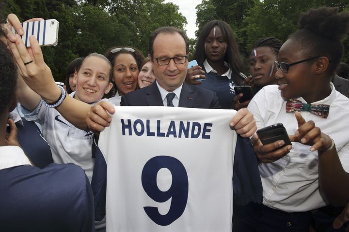 Le chef de l'Etat re&ccedil;oit un maillot de l'&eacute;quipe de France floqu&eacute; &agrave; son nom, &agrave; la mi-temps du match France-Nigeria, le 30 juin 2014, &agrave; l'Elys&eacute;e. (PHILIPPE WOJAZER / REUTERS / X00303)