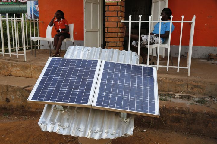 Une boutique spécialisée dans l'énergie solaire en Ouganda. (GODONG / BSIP)