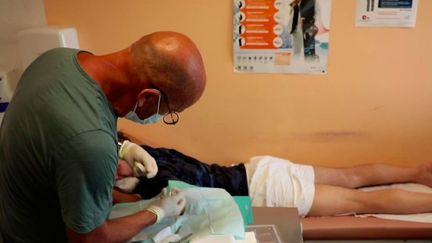 Avec des services bondés et des brancards qui s'accumulent dans les couloirs, les urgences de Fréjus, dans le&nbsp;Var, doivent faire face à un afflux record de patients.&nbsp;Il n'y a pas assez de places et pas assez de médecins, alors une initiative a été prise :&nbsp;une maison de santé s'est installée au sein même de l'établissement afin de désengorger les urgences. (FRANCE 2)