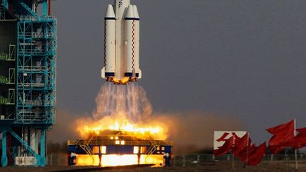 En octobre 2011, la Chine réussit son premier «baiser spatial», un arrimage en orbite du vaisseau inhabité Shenzhou VIII et de Tiangong-1 (Palais céleste en chinois), module expérimental et premier exemplaire d'une mini-station spatiale. (REUTERS/Jason Lee)