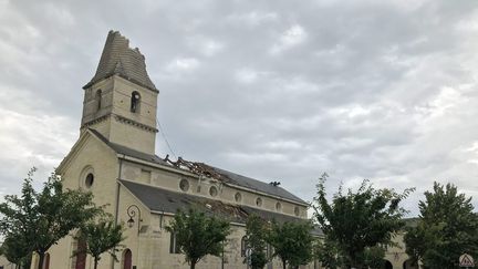 Le clocher de l'église de&nbsp;Saint-Nicolas-de-Bourgueil (Indre-et-Loire) a été partiellement détruit par une tornade, le 19 juin 2021. (MAXPPP)