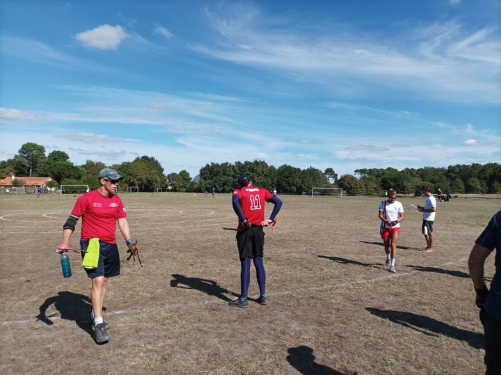 Des lanceurs, dont la championne du monde Marie Appriou (à droite), aux Mondiaux de boomerang à Gradignan, le 23 août 2022. (ELIO BONO)