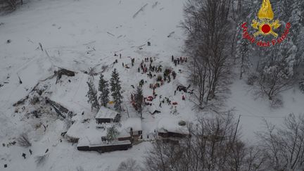 Des sauveteurs recherchent, le 20 janvier 2017, des survivants d'une avalanche qui a enseveli un hôtel à Farindola, dans le massif italien des Abruzzes. (REUTERS)