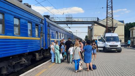 Le train à quai, en gare de Pokrovsk (Ukraine), transporte des centaines de civils qui évacuent le Donbass, le 12 juin 2022. (THIBAULT LEFEVRE / RADIO FRANCE)