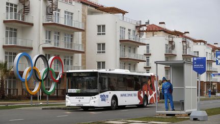 Un bus passe dans le village olympique, le 29 janvier 2014, &agrave; Sotchi (Russie). (REUTERS)