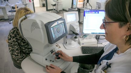 Une orthoptiste examine une patiente, le 26 février 2020, à Valence (Drôme). (NICOLAS GUYONNET / HANS LUCAS / AFP)