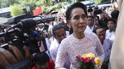 Aung San Suu Kyi à Rangoun (Birmanie), le 9 novembre 2015. (SOE ZEYA TUN / REUTERS)