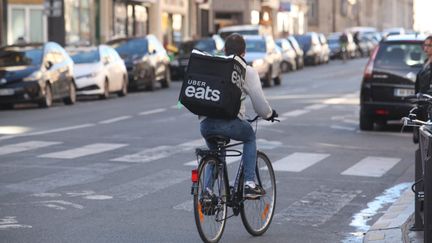 Un livreur de plats cuisinés Uber Eats à Paris, le 13 novembre 2018 (illustration). (OLIVIER BOITET / MAXPPP)