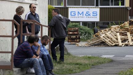 Des salariés de l'entreprise&nbsp;GM&amp;S, le 24 juillet 2017. (PASCAL LACHENAUD / AFP)