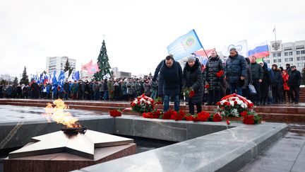 Des Russes rendent hommage à des soldats tués dans un bombardement en Ukraine, le 3 janvier 2023, à Samara (Russie). (ARDEN ARKMAN / AFP)