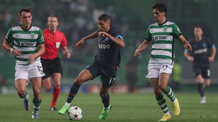 Le Marseillais Amine Harit (au centre) au duel avec les Lisboètes Manuel Ugarte (à gauche) et Francisco Trincao (à droite), le 12 octobre 2022. (CARLOS COSTA / AFP)