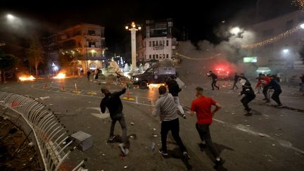 Un rassemblement à Ramallah, en Cisjordanie occupée, où les forces de l'ordre sont intervenues pour contenir les manifestants, le 17 octobre 2023. (ISSAM RIMAWI / ANADOLU / AFP)