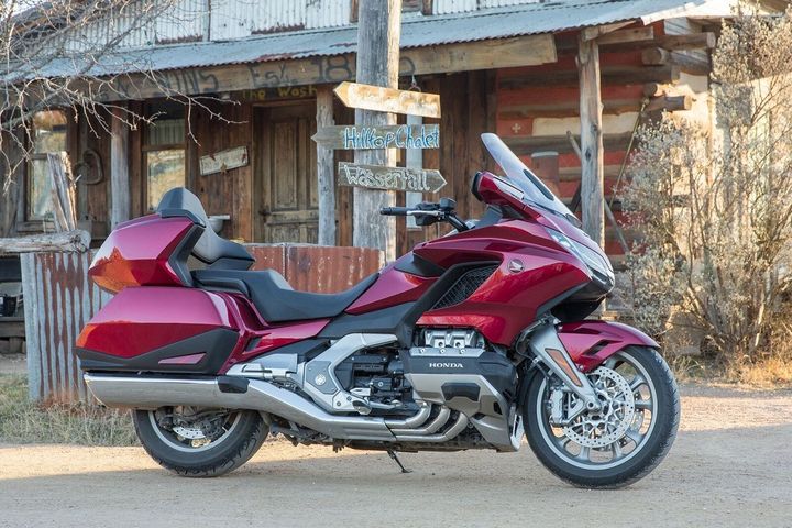 Toujours aussi confortable, anguleuse, la Goldwing 2018 offre une capacité de rangement diminuée de 40 litres. (HONDA POUR FRANCE INFO)