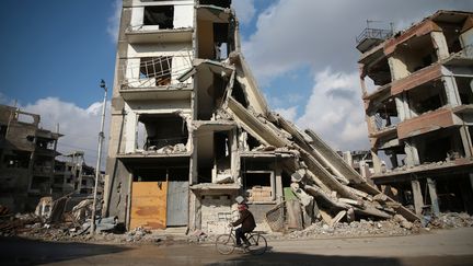 Un immeuble effondré à Douma,&nbsp;dans la banlieue est de Damas, le 30 décembre 2016. (BASSAM KHABIEH / REUTERS)