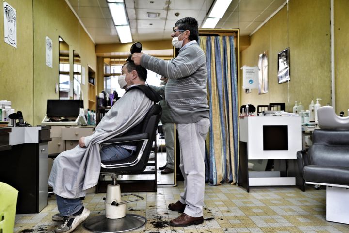 Guy, dans un&nbsp;salon de coiffure&nbsp;du centre-ville&nbsp;de Pont-de-Beauvoisin (Isère), le 6 janvier 2022. (ELOISE BARTOLI /FRANCEINFO)