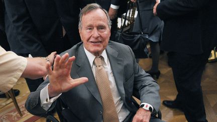 L'ancien pr&eacute;sident am&eacute;ricain George H.W. Bush, le&nbsp;31 mai 2012 &agrave; la Maison Blanche &agrave; Washington (Etats-Unis).&nbsp; (MANDEL NGAN / AFP)