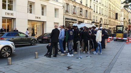 Des clients tirés au sort avant le coup d'envoi d'une vente éphémère organisée par le magasin Dior dans le 1er arrondissement de Paris, le mardi 8 juillet 220. (MAUREEN SUIGNARD / RADIO FRANCE)