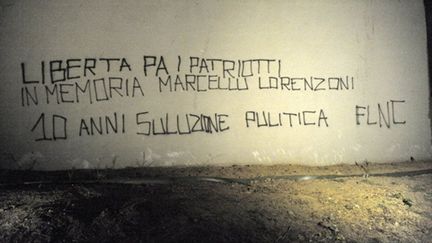 Message peint par le commando sur le mur de la villa. (AFP - Stephan Agostini)