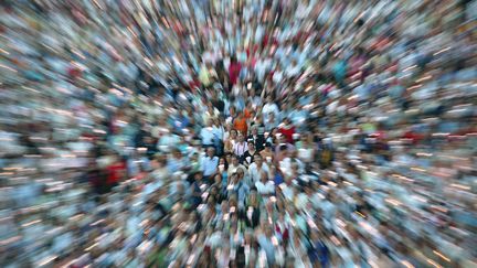 Dans le d&eacute;tail, 64,2 millions de personnes vivent en France m&eacute;tropolitaine et 2,1 millions en outre-mer, selon le bilan 2014 publi&eacute; par l'Insee le 13 janvier 2015. (PASCAL DELOCHE / AFP)