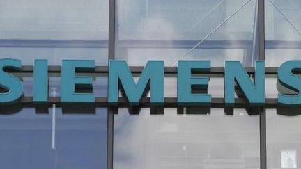 Le logo du groupe allemand Siemens sur son site historique de Berlin (12-10-2011) (AFP - Michele Tantussi)