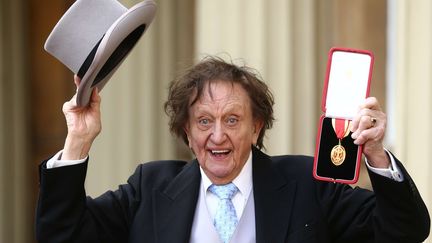 L'humoriste britannique Ken Dodd brandit sa médaille de chevalier (2 mars 2017)
 (Shutterstock / SIPA)