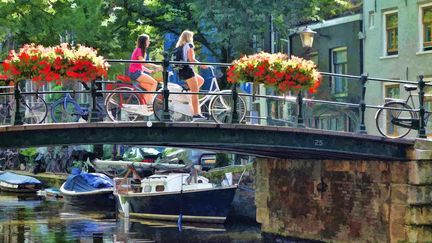  (Cyclistes sur un pont à Amsterdam © Peter Mulligan / Getty Images)