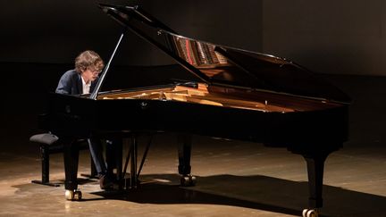 Lucas Debargue était sur la scène de l'Auditorium du Parc de La Roque d'Anthéron le 13 août 2020.&nbsp; (CHRISTOPHE GREMIOT)