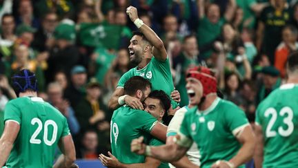 La joie des joueurs irlandais après la victoire contre l'Afrique du Sud (13-8), le 23 septembre 2023 à Saint-Denis. (FRANCK FIFE / AFP)