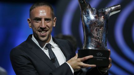 Franck Rib&eacute;ry, milieu offensif du Bayern Munich, re&ccedil;oit le titre de meilleur joueur UEFA de la saison 2012-2013, &agrave; Monaco, le 29 ao&ucirc;t 2013. (VALERY HACHE / AFP)