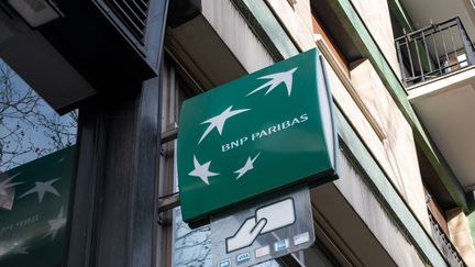 Illustration de l'enseigne de la banque BNP Paribas, à Paris, le 31 décembre 2023. (RICCARDO MILANI / HANS LUCAS)