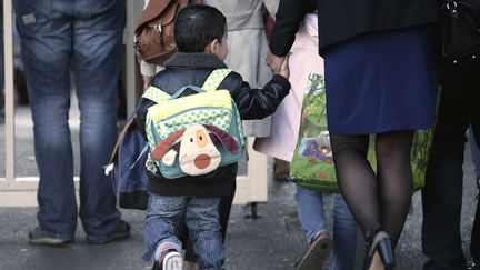 Un &eacute;l&egrave;ve arrive &agrave; l'&eacute;cole &agrave; Strasbourg (Bas-Rhin), le 2 septembre 2014, jour de la rentr&eacute;e des classes. (FREDERICK FLORIN / AFP)