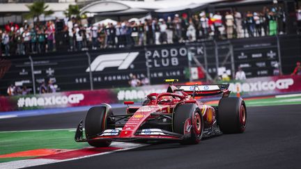 Carlos Sainz (Ferrari) lors des essais libres du Grand Prix du Mexique de Formule 1, le 26 octobre 2024. (ERIC ALONSO / AFP)