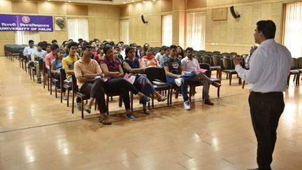 Photo d'illustration. Etudiants à New-Delhi, faculté des arts.&nbsp; (HINDUSTAN TIMES / GETTY IMAGES)