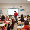 Une enseignante dans une classe de CE2, le 19 janvier 2021, à&nbsp;Bruyères-le-Châtel (Essonne). (MYRIAM TIRLER / HANS LUCAS / AFP)