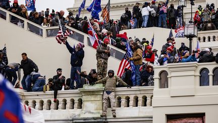 Des supporters de Donald Trump envahissent le Capitole à Washington, mercredi 06 janvier. (SAMUEL CORUM / GETTY IMAGES NORTH AMERICA)