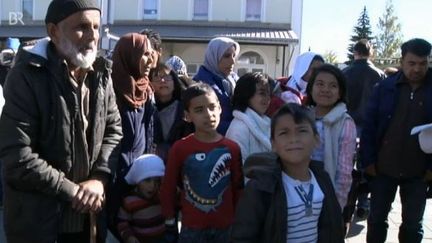 Capture d'&eacute;cran d'une vid&eacute;o du m&eacute;dia allemand Bayerische Rundfunk, qui montre Abdul Kader Azizi (G) avec sa famille &agrave; Passau (Allemagne), le 29 septembre 2015. (BAYERISCHE RUNDFUNK)