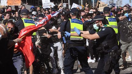 Des policiers utilisent du gaz lacrymogène contre des manifestants à Melbourne (Australie), le 21 août 2021. (WILLIAM WEST / AFP)