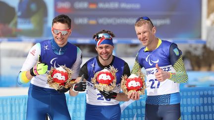 Le Français Benjamin Daviet (au centre) a remporté l'or sur le sprint du ski de fond, mercredi 9 mars. (Grégory Picout / France paralympique)