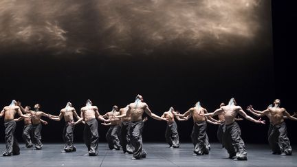 The seasons' canon, ballet créé par Crystal Pite en 2016 avec les danseurs de l'Opéra de Paris
 (Julien Benhamou, Opéra de Paris)