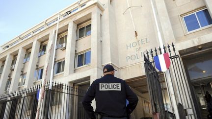 Un policier &agrave; Marseille (Bouches-du-Rh&ocirc;ne), le 5 octobre 2010. (ANNE-CHRISTINE POUJOULAT / AFP)