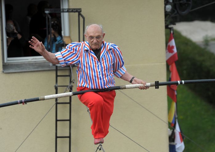 Henry's s'offre un ultime numéro pour ses 80 ans, sur un câble tendu entre deux immeubles, le 4 septembre 2011 à Dunières devant 7000 personnes.
 (Claude Essertel / PhotoPQR / Le Progrès)