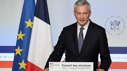 Le ministre de l'Economie et des Finances, Bruno le Maire, à l'issue du conseil des ministres le 29 juillet 2022, à Paris. (ALAIN JOCARD / AFP)