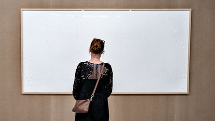 Une femme au musée Kunsten d'Aalborg (Danemark), le 28 septembre 2021.&nbsp; (HENNING BAGGER / RITZAU SCANPIX / AFP)